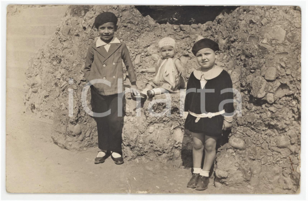 1930 ca BAMBINI - ITALIA - Tre fratellini presso una grotta *Foto anonima 14x9  Fotografia originale d'epoca, in formato cartolina postale. POOR/danneggiato piccolo strappo al lato inferiore; sbrecciature al lato destro, con piccola traccia di ruggine Formato: 14x9 cm originale e autentica 1