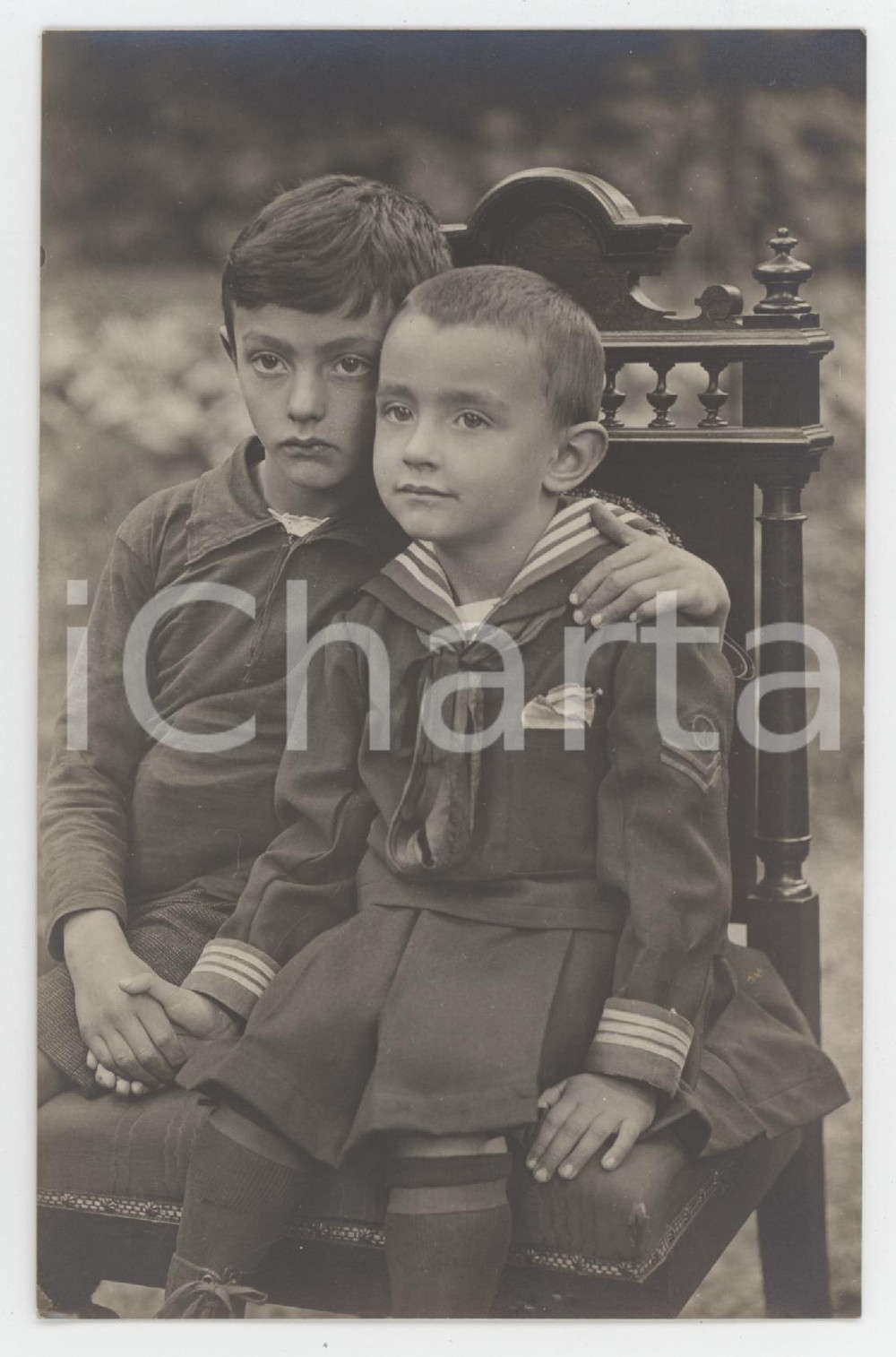 1930 ca BORGOSESIA (VC) Due fratelli seduti - Foto Eldes OJETTI 9x14 cm  Fotografia originale d'epoca, in formato cartolina postale.  GOOD/buono  FORMATO: 9x14 cm originale e autentica 1
