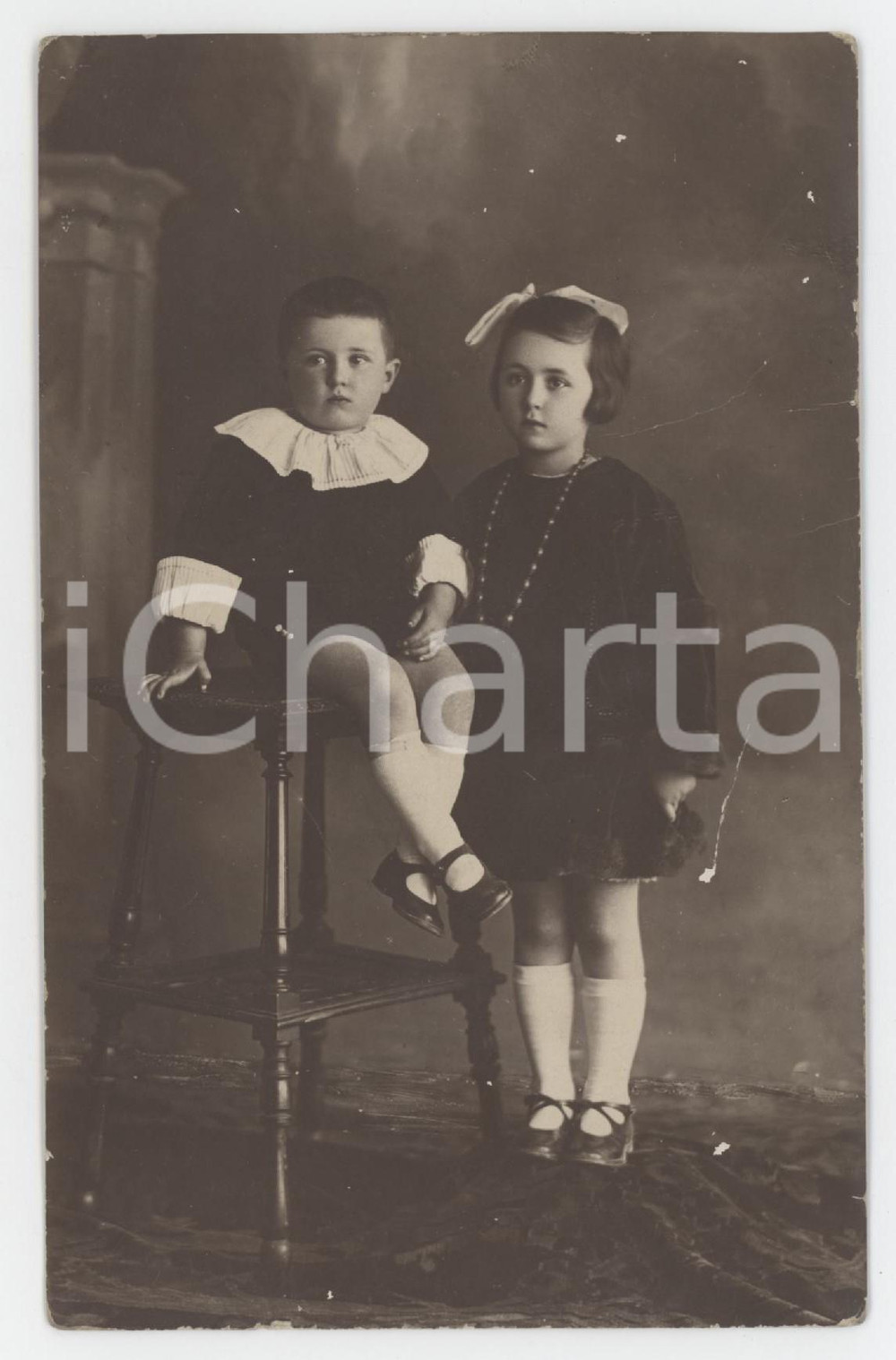 1920 ca BAMBINI ITALIA Fratello e sorella in abiti invernali *Foto anonima 9x14  Fotografia originale d'epoca, in formato cartolina postale. POOR/danneggiato piegature; lievi sbrecciature marginali Formato: 9x14 cm originale e autentica 1