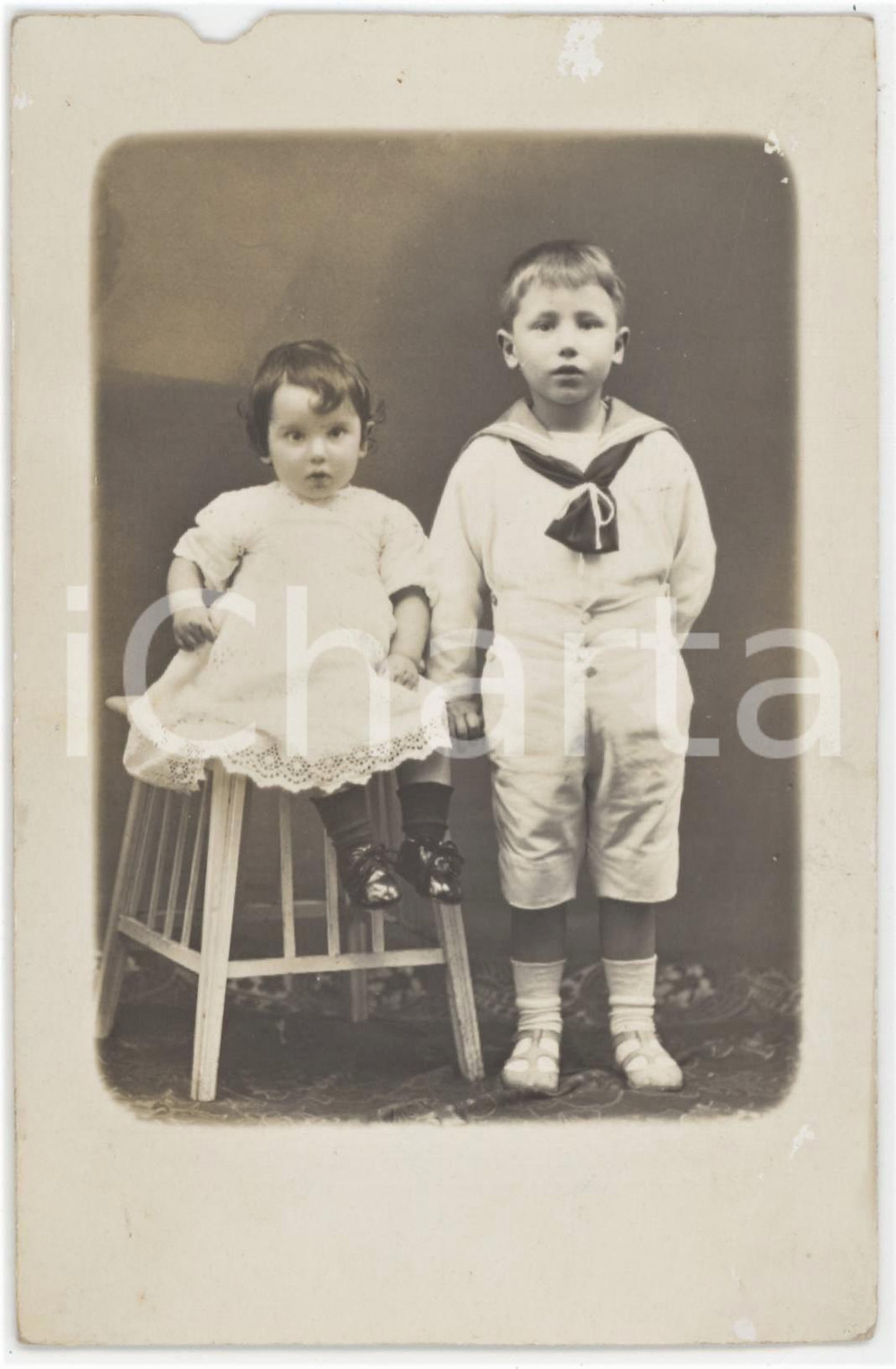 1920 ca BAMBINI ITALIA Fratello e sorella in abito bianco *Foto anonima 9x14  Fotografia originale d'epoca, in formato cartolina postale. POOR/danneggiato mancanza al lato superiore; piccole abrasioni Formato: 9x14 cm originale e autentica 1