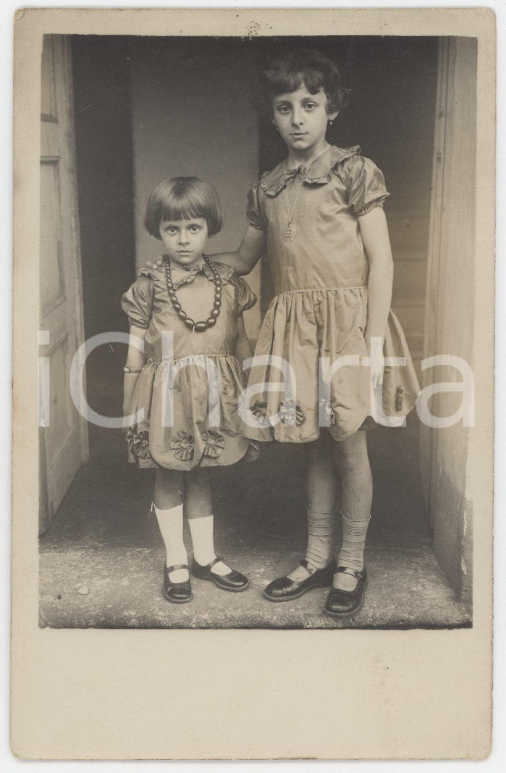 1920 ca BAMBINI - ITALIA Due sorelline in vestito di raso *Foto anonima 9x14