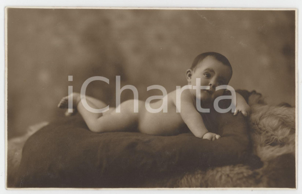 1920 ca TORINO Bambino su coperta in pelliccia *Foto Dante MORONI (1)
