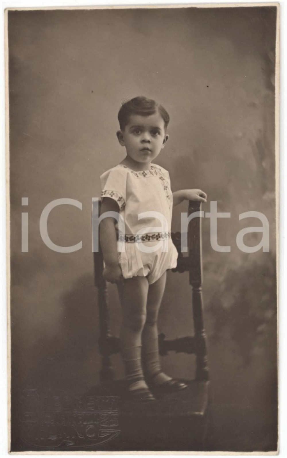 1928 MILANO Ritratto di bambino su una sedia - Foto cartolina SAPORETTI  Fotografia originale d'epoca, in formato cartolina postale.Data manoscritta al verso.FOTOGRAFO: Saporetti - Corso Vercelli 28, Milano GOOD/buono  Formato: 9x14 cm originale e autentica 1