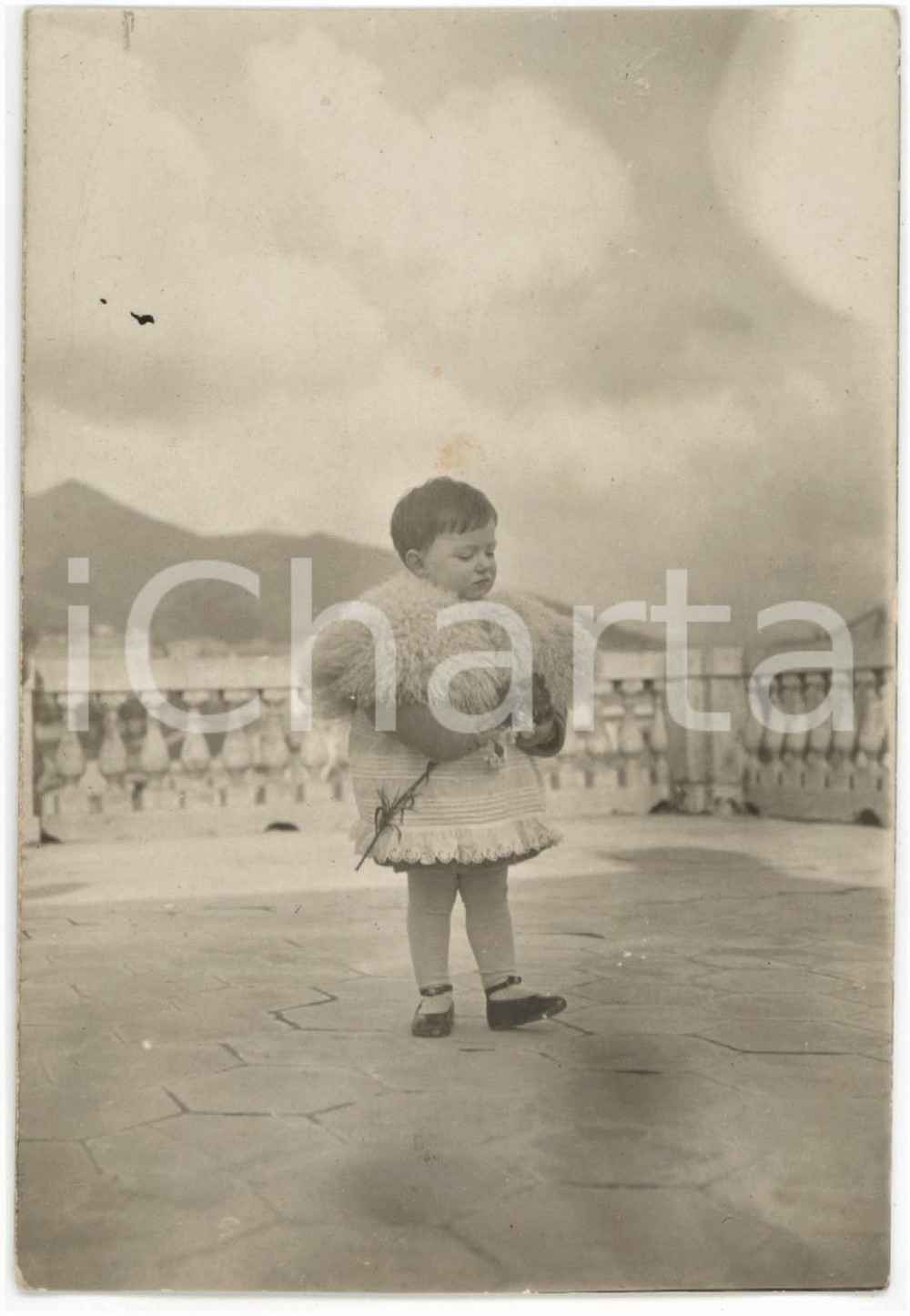 1923 COSTUME Bambina con pellicciotto in terrazzo - Ritratto *Foto anonima  Fotografia originale d'epoca, in formato cartolina postale. GOOD/buono minime macchie Formato: 9x14 cm originale e autentica 1