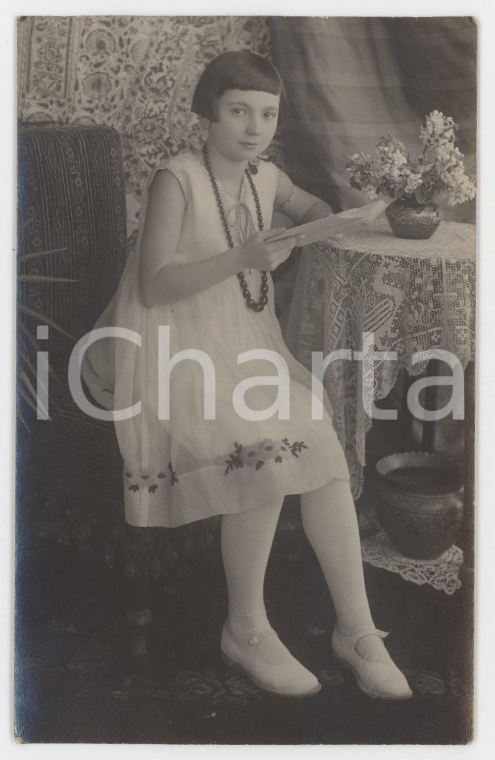 1925 ca COSTUME ITALIA Ragazza con un libro - Ritratto *Foto anonima