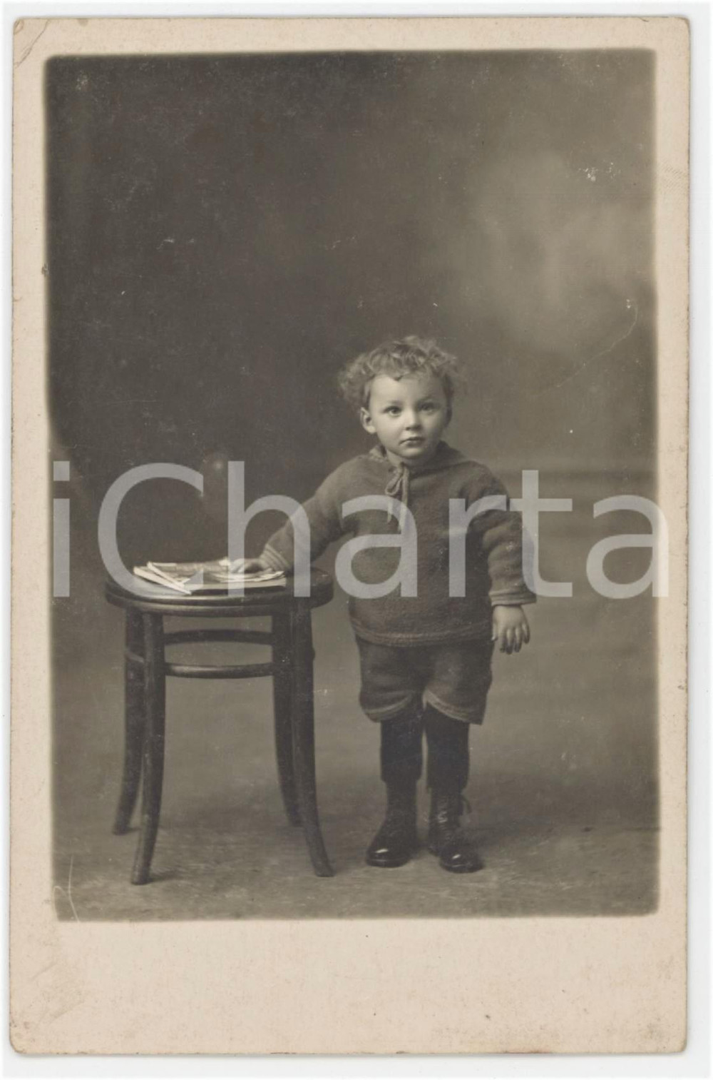 1920 ca COSTUME ITALIA Bambino con due riviste - Ritratto *Foto anonima