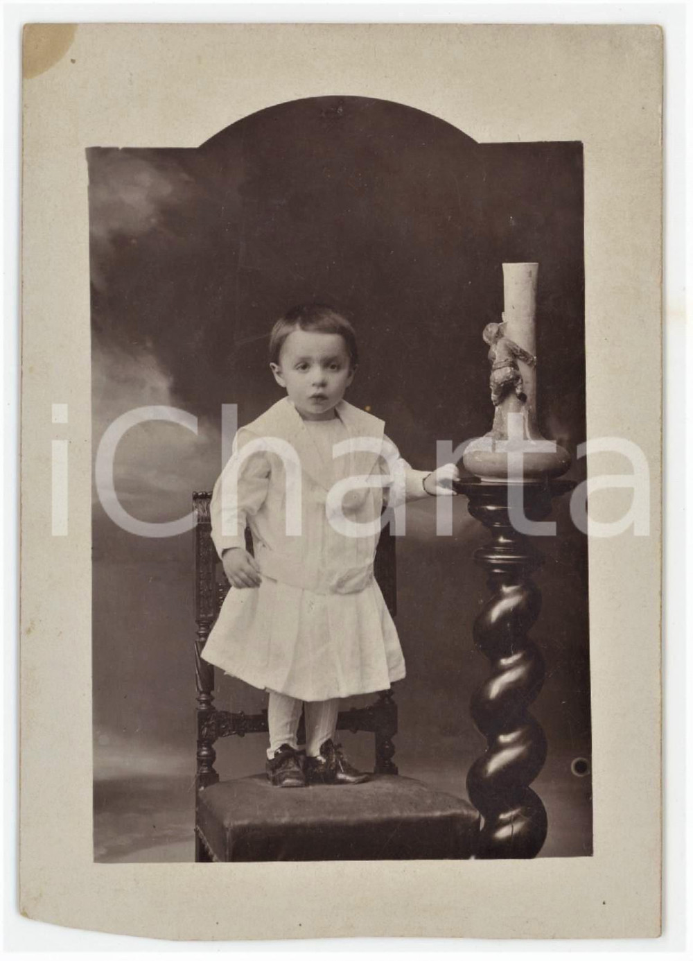 1915 ca COSTUME ITALIA Bambina con candelabro - Foto anonima 9x13 cm