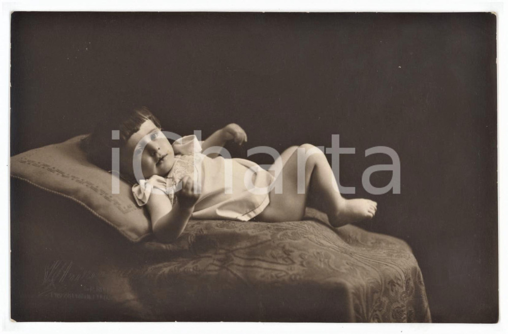 1920 ca GENOVA Bambina sdraiata su cuscino - Foto Vittorio ARIZIO 14x9 cm