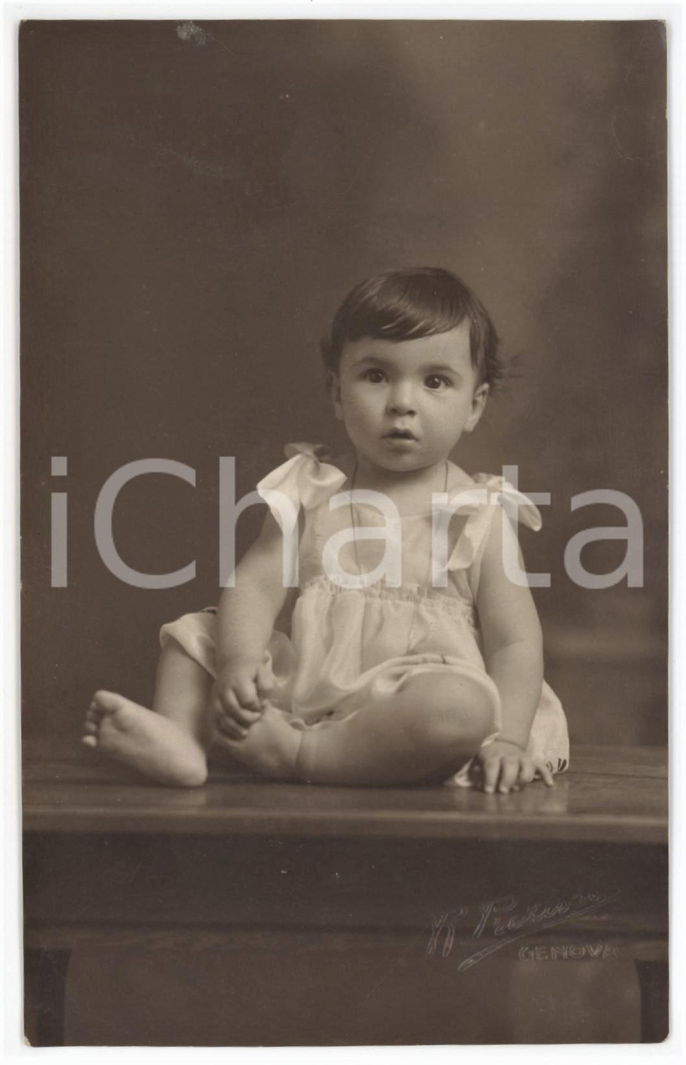 1920 ca GENOVA Ritratto di bambino sul tavolo - Foto cartolina R. PREZIOSO