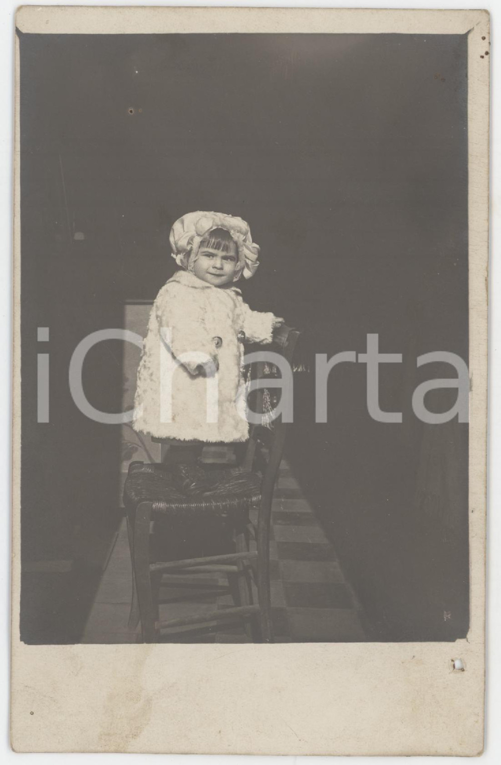 1925 ca COSTUME Bambina con cappotto sulla sedia - Ritratto *Foto anonima