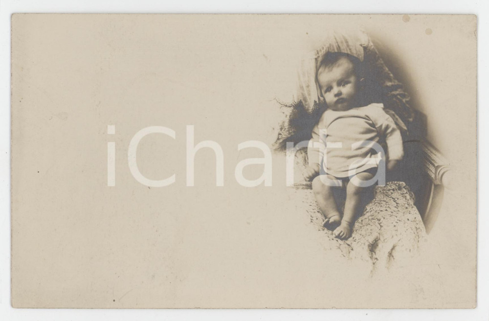1915 ca COSTUME ITALIA Bambino sulle ginocchia della madre - Foto anonima 14x9