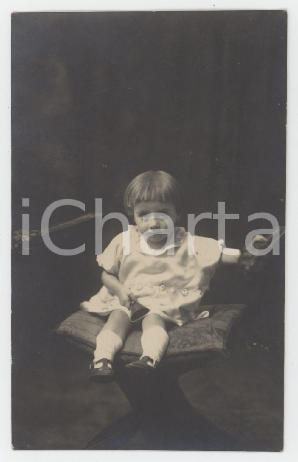 1920 ca COSTUME ITALIA Bambina su poltroncina - Foto anonima 9x14 cm