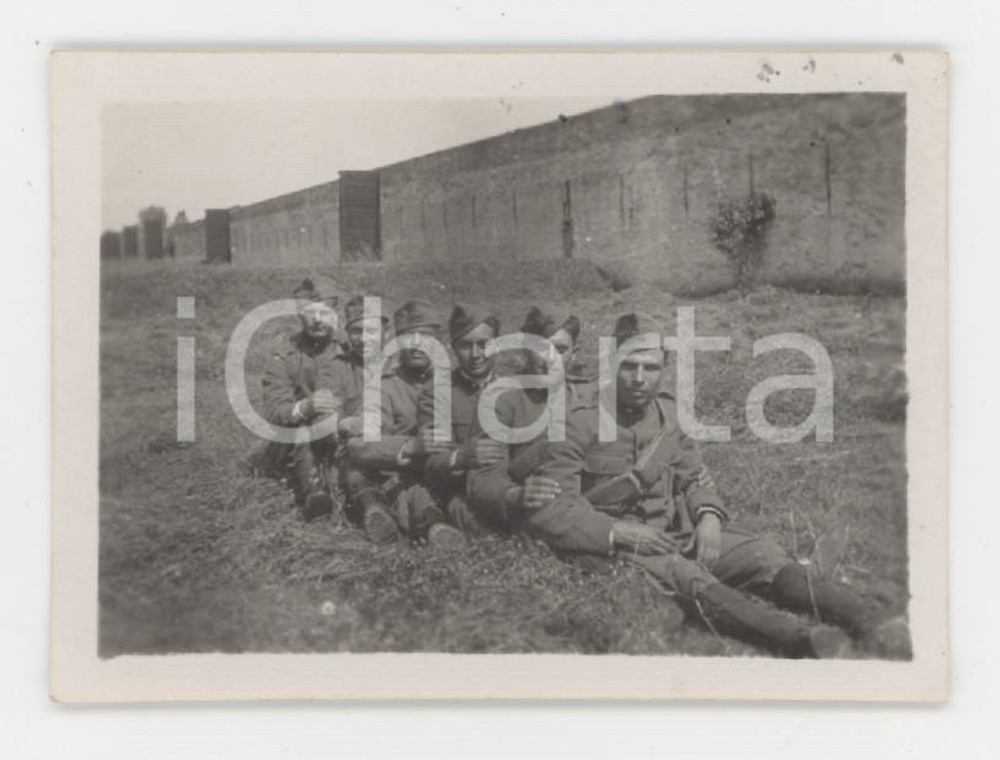 1930 FIRENZE Gruppo di soldati in posa scherzosa - Foto 6x4 cm