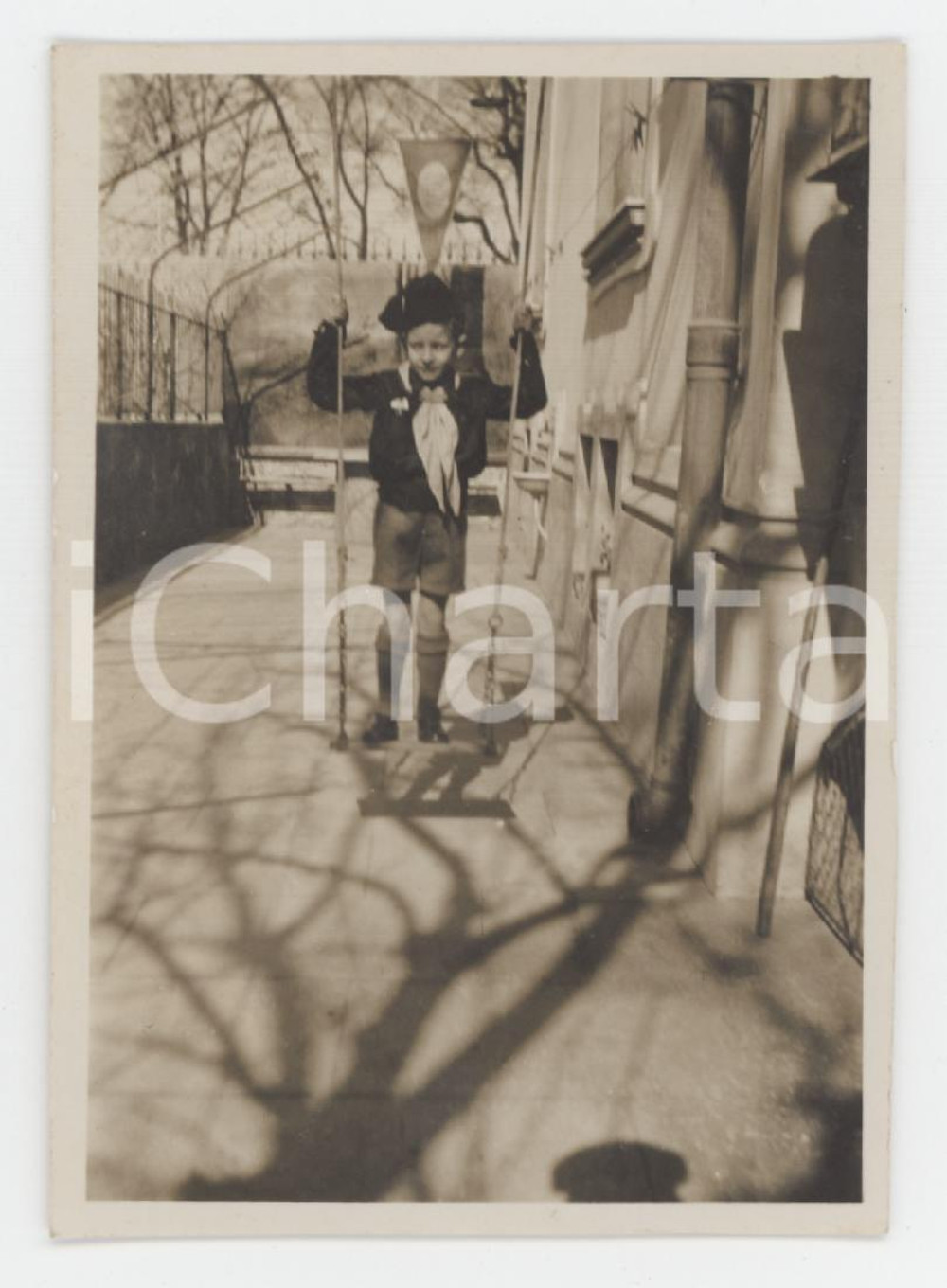 1930 ca ITALIA - FASCISMO Piccolo BALILLA nel cortile di casa - Foto 6x8 cm