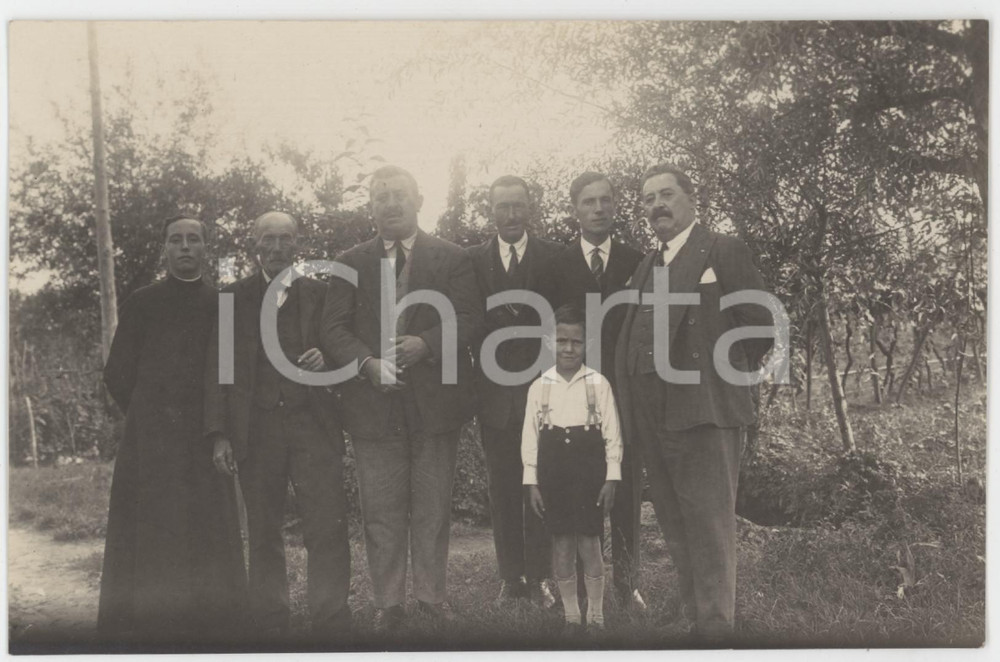 1925 ca ITALIA - COSTUME Foto di gruppo nel frutteto con sacerdote - 13x8 cm