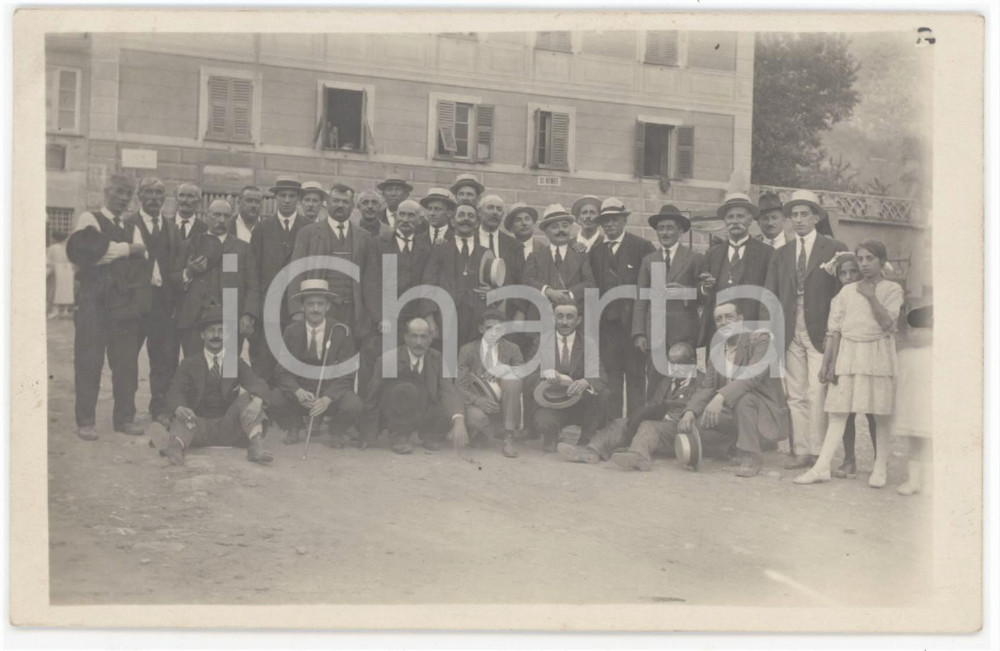1910 ca ITALIA - COSTUME Foto di gruppo in un piazzale - Foto 13x9 cm