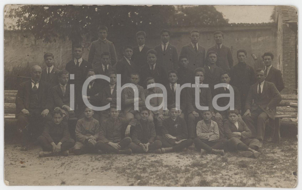 1920 ca ITALIA - COSTUME Scolaresca con professori - Foto di gruppo 14x8 cm