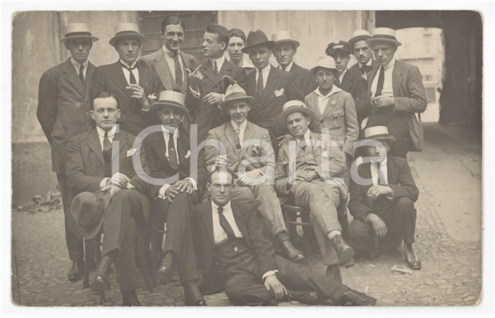 1920 ca ITALIA - COSTUME Gruppo di uomini in posa - Foto 14x8 cm