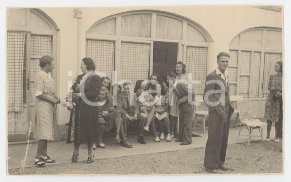1941 CUORGNÈ Famiglia in cortile - Foto di gruppo 13x8 cm