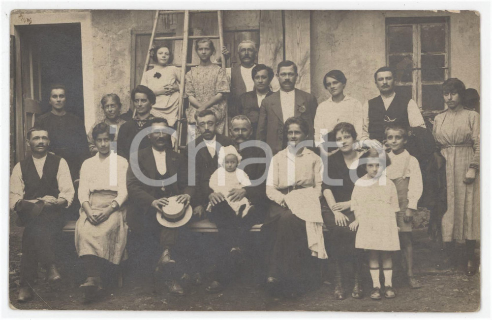 1920 ca ITALIA - COSTUME Famiglia contadina - Foto di gruppo in cascina 14x8 cm