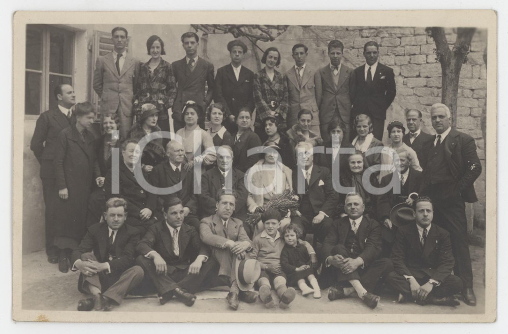 1930 ca ITALIA - COSTUME Foto di gruppo con anziani e bambini - 14x8 cm