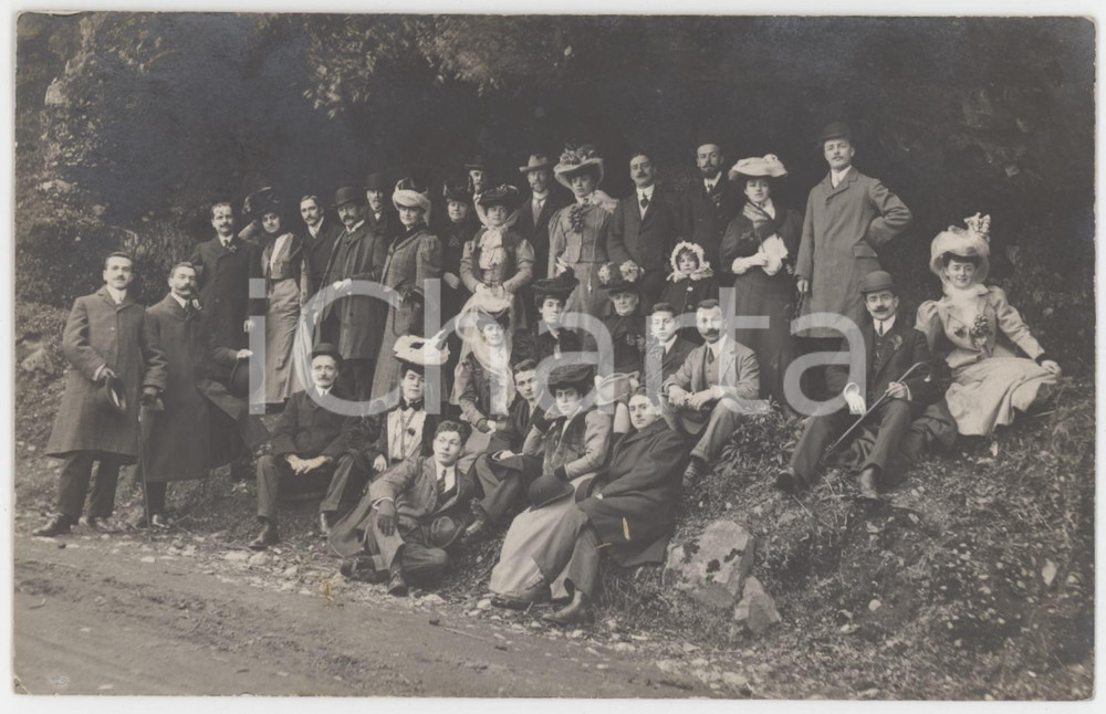 1920 ca ITALIA - COSTUME Gruppo di amici nel bosco - Foto di gruppo 13x8 cm