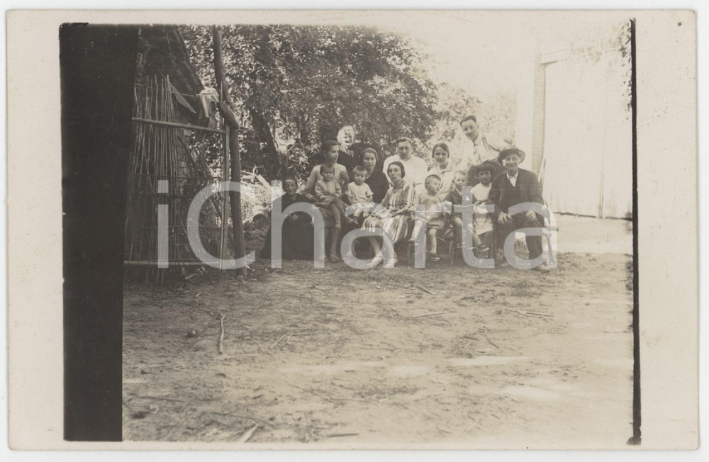 1920 ca ITALIA - COSTUME Famiglia nell'aia - Foto di gruppo 14x8 cm
