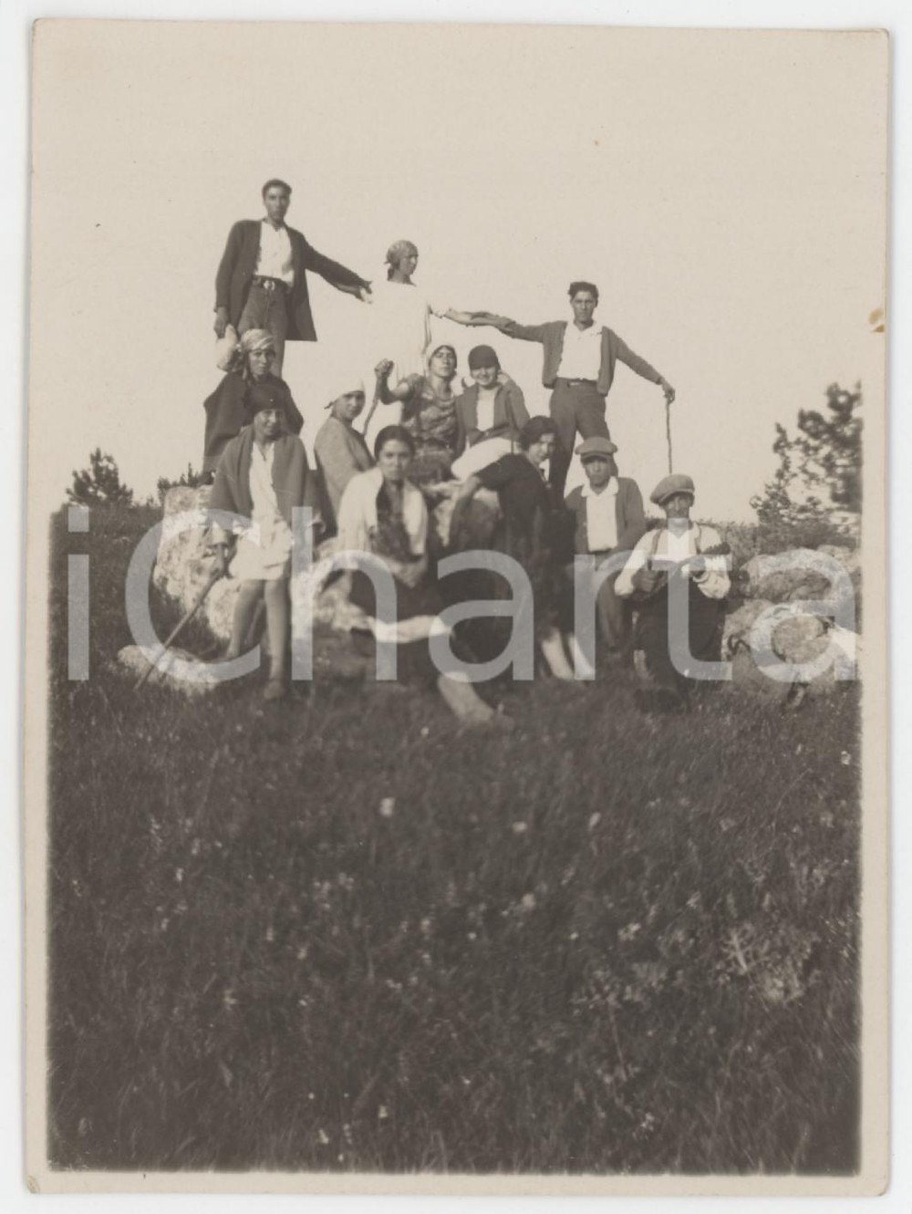 1930 ca ITALIA Gita domenicale in montagna - Amici in posa - Foto di gruppo