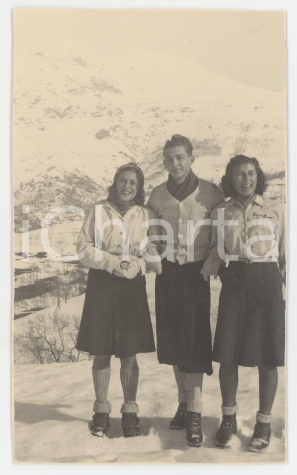 1943 FRASSINETTO Amici sulla neve - Foto 8x13 cm Fotografia d'epoca in formato cartolina postale. CONDIZIONI:FAIR/discreto Lievi smussature agli angoliFORMATO: 8x13 cm originale e autentica 1