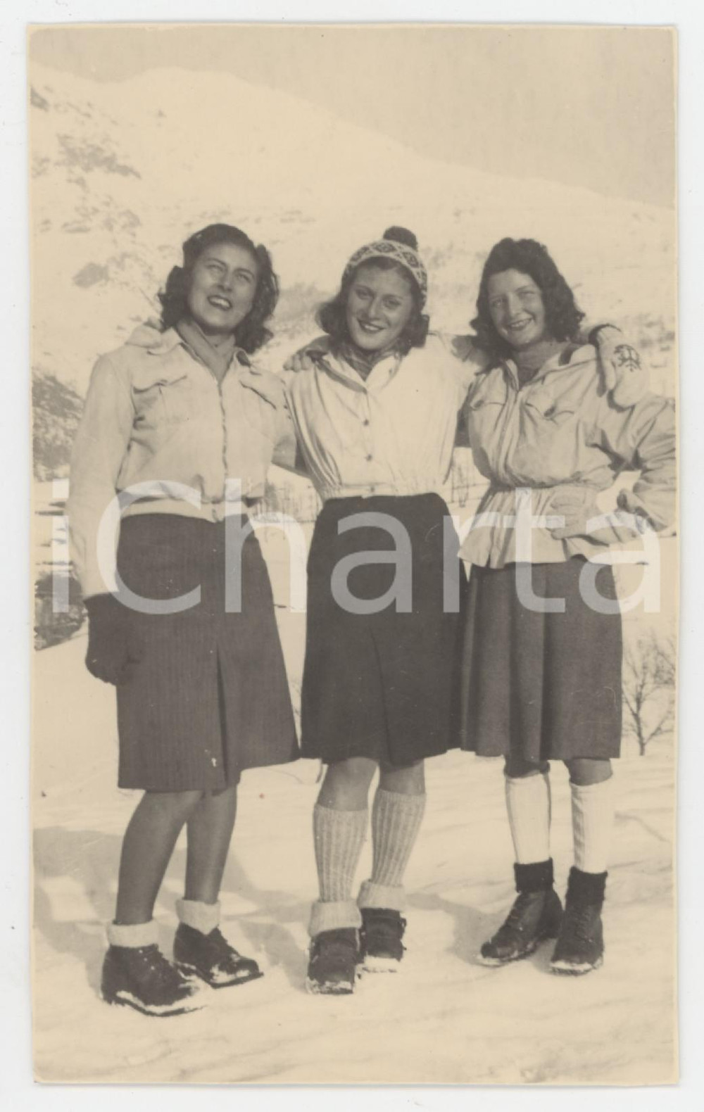 1943 FRASSINETTO Tre amiche sulla neve - Foto 8x13 cm Fotografia d'epoca in formato cartolina postale. CONDIZIONI:FAIR/discreto Lievi smussature agli angoliFORMATO: 8x13 cm originale e autentica 1