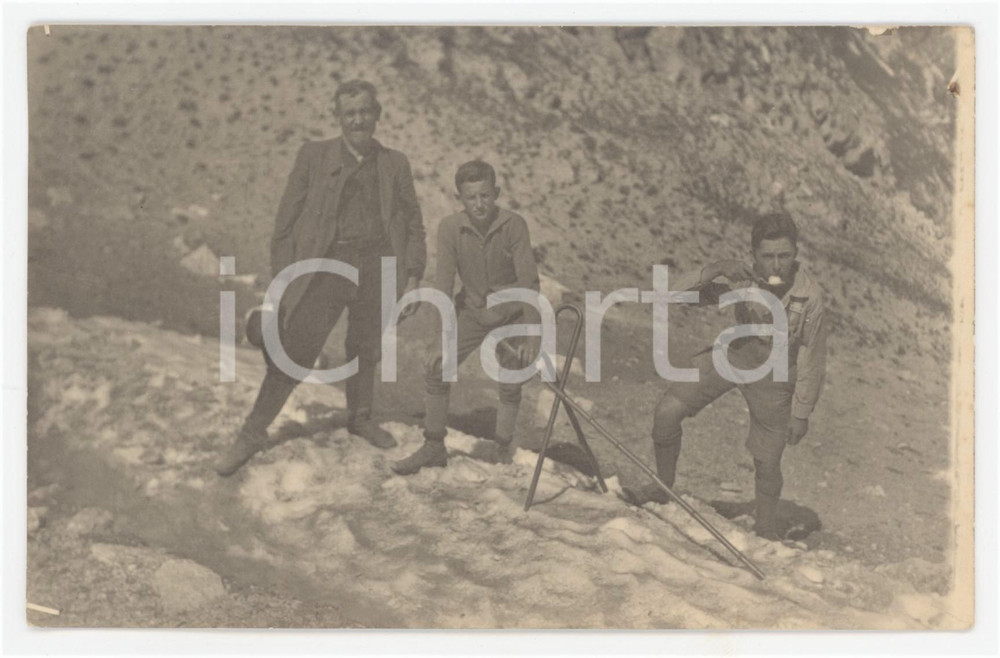 1925 ca ESCURSIONISMO Padre con i due figli nella neve - Foto anonima 14x9 cm