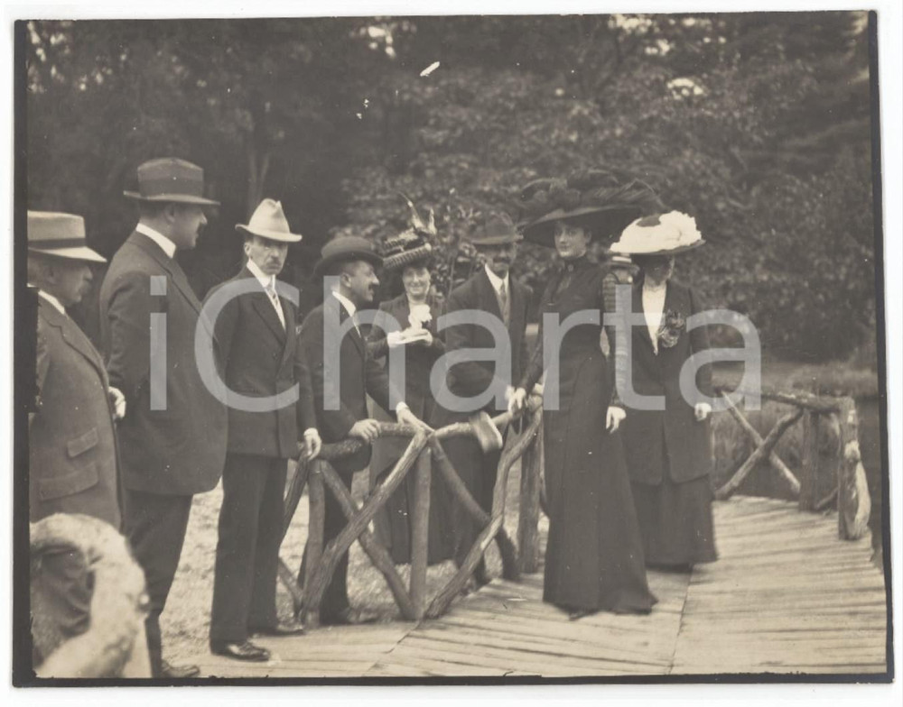 1910 ca ITALIA - COSTUME - Escursionisti su ponticello - Foto anonima 11x8 cm