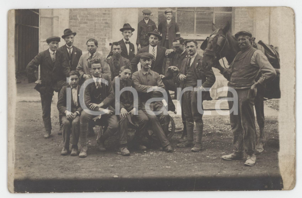 1920 ca COSTUME Lavoratori e bambini presso un'officina *Foto anonima 14x9 cm