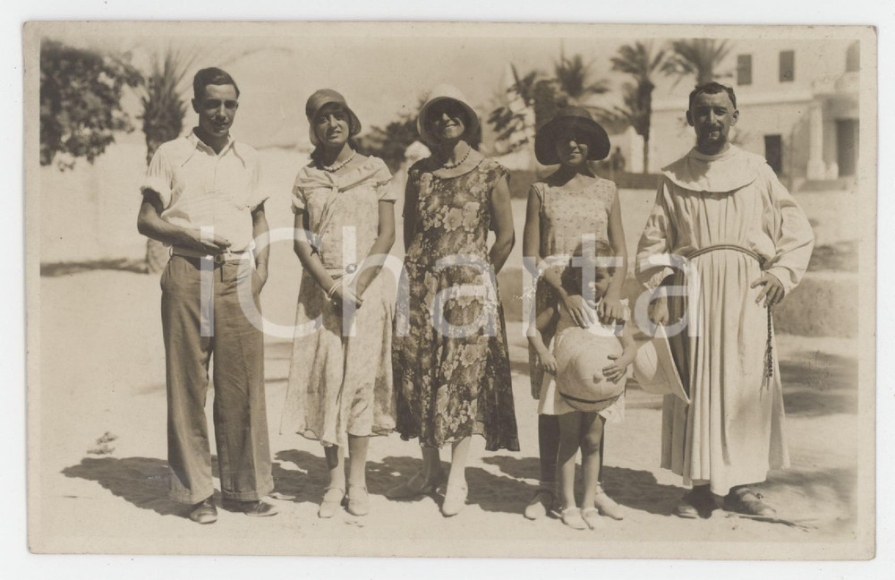Fotografia d epoca originale 1931 AOI Africa Orientale Italiana  Famiglia di coloni con frate  Foto 13x8 cm 1