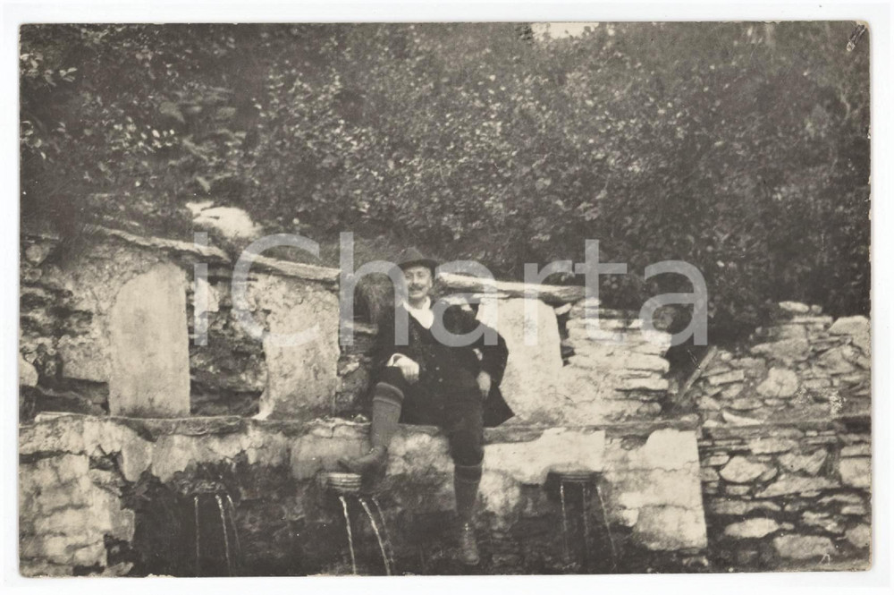 1920 ca RODANO (MI) Uomo alla fontana - Ritratti *Foto anonima 14x9 cm