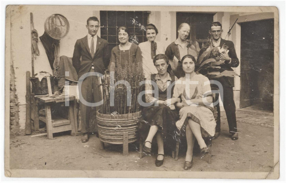 1925 ca COSTUME Gruppo in cortile - Lavorazione vimini - Foto anonima 14x9 cm
