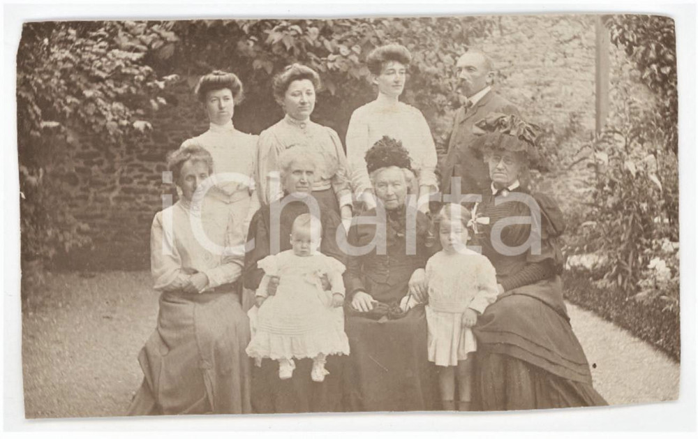 1910 ca COSTUME Gruppo di donne con il capofamiglia *Foto anonima 10x6 cm