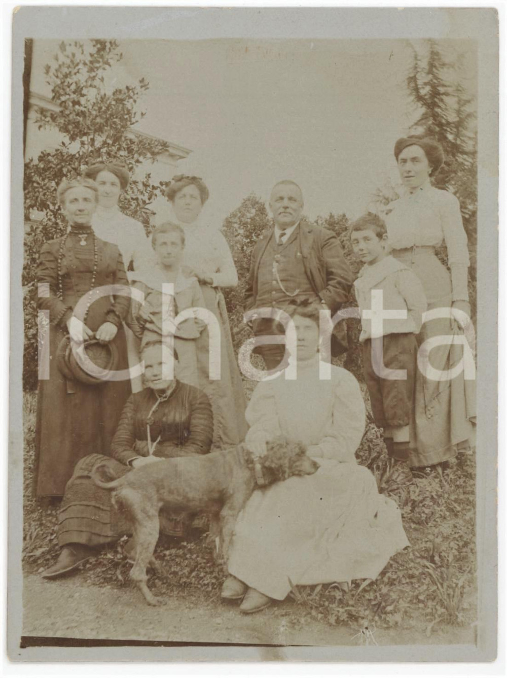 1910 ca COSTUME Famiglia nel parco di una villa con il cane - Foto anonima 9x12