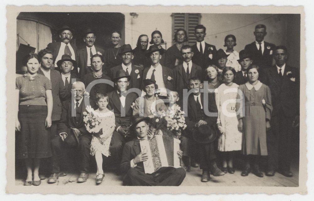 1935 ca COSTUME Famiglia con suonatore di fisarmonica - Foto anonima 14x9 cm