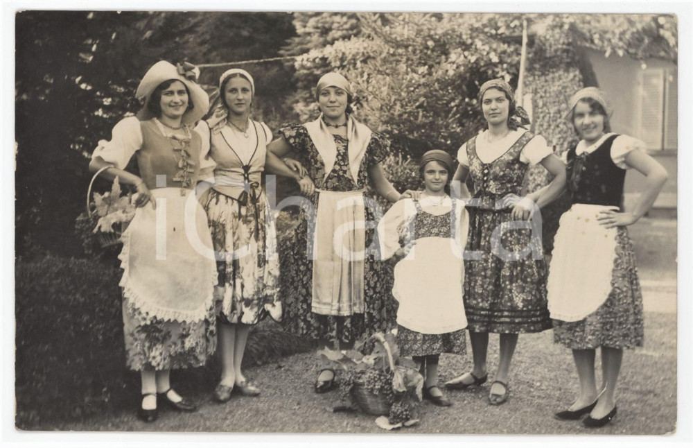 1930 ca COSTUME - VENDEMMIA - Gruppo di ragazze - Foto anonima 14x9 cm