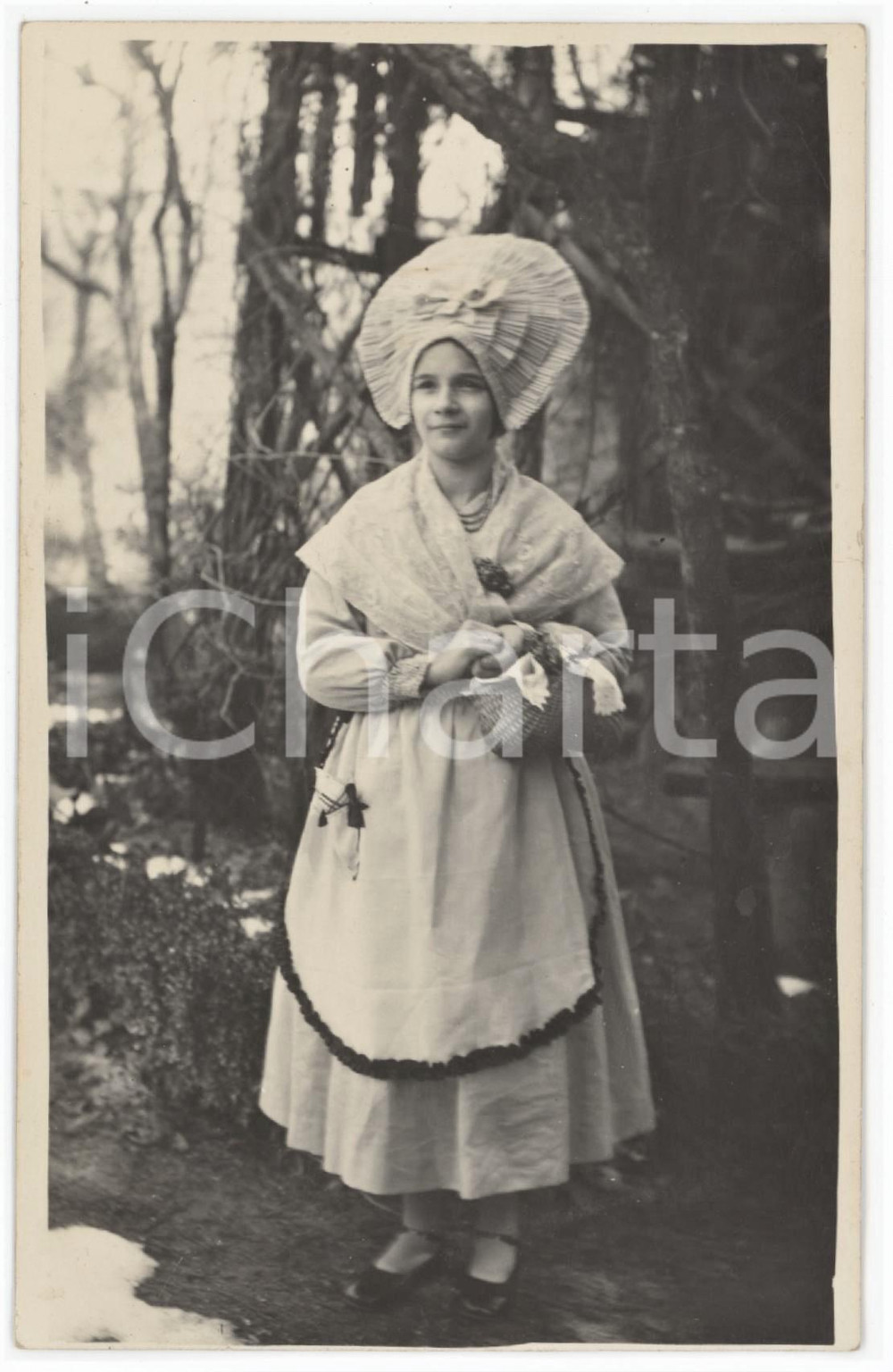 1930 ca FOLKLORE Ragazza in abito tradizionale bianco - Foto anonima 9x14 cm