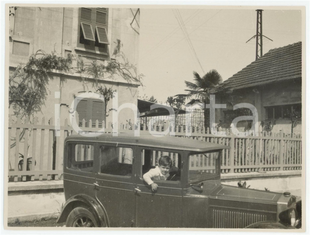 Fotografia d epoca originale 1935 ca COSTUME ITALIA Ritratto di bambino su automobile Foto anonima 16x12 1