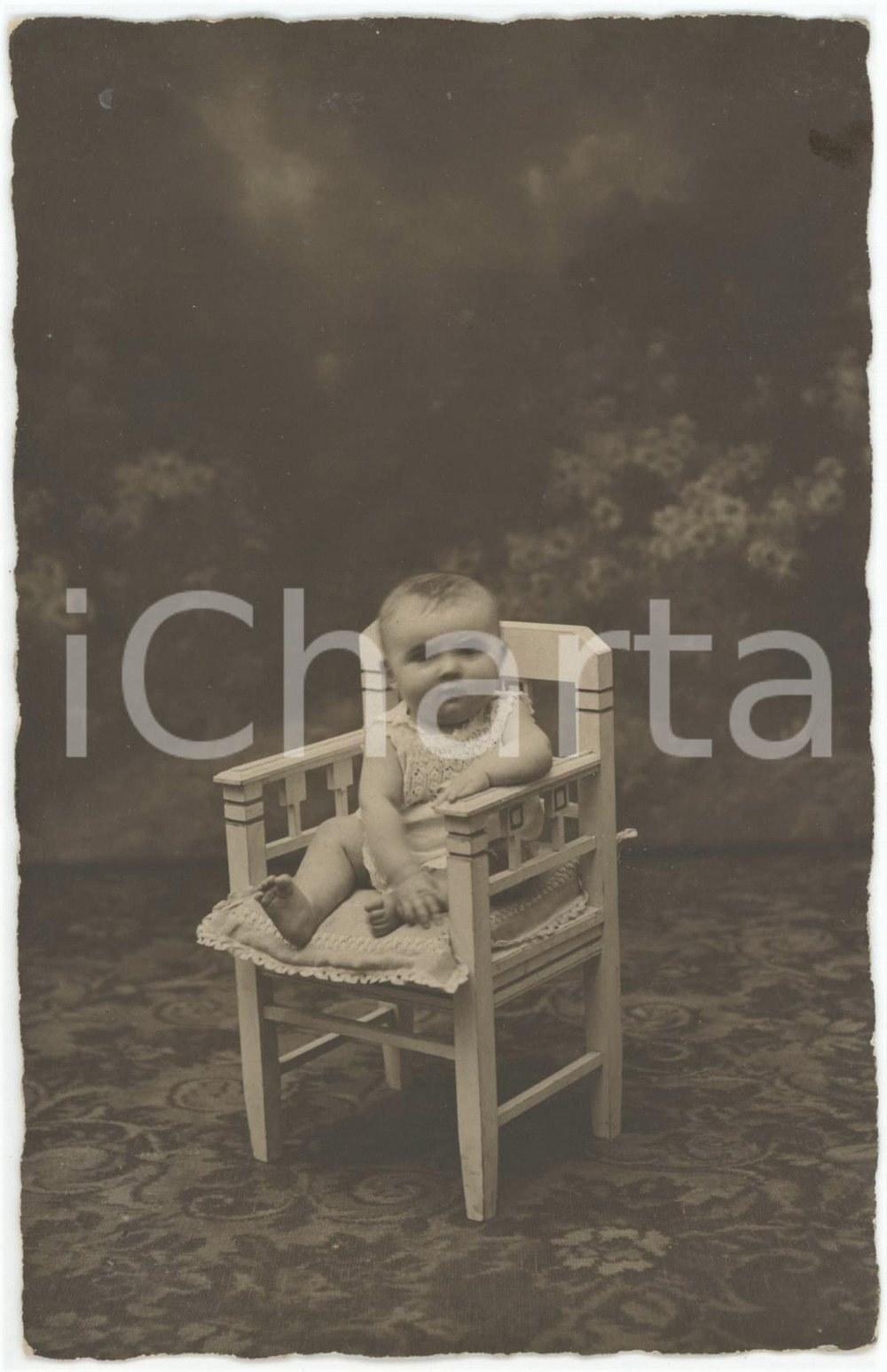 Fotografia d epoca originale 1920 ca MILANO Bambino su sedia bianca  Ritratto  Foto Dionigi GATTI 9x14 cm 1