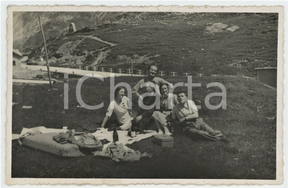1935 PASSO DELLO SPLUGA Pic-nic di famiglia - Fotografia anonima 14x9 cm