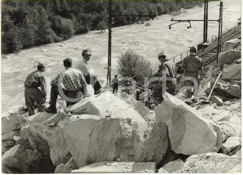 1956 PASSO DEL BRENNERO Squadre di sgombero rimuovono macerie di una frana (2)