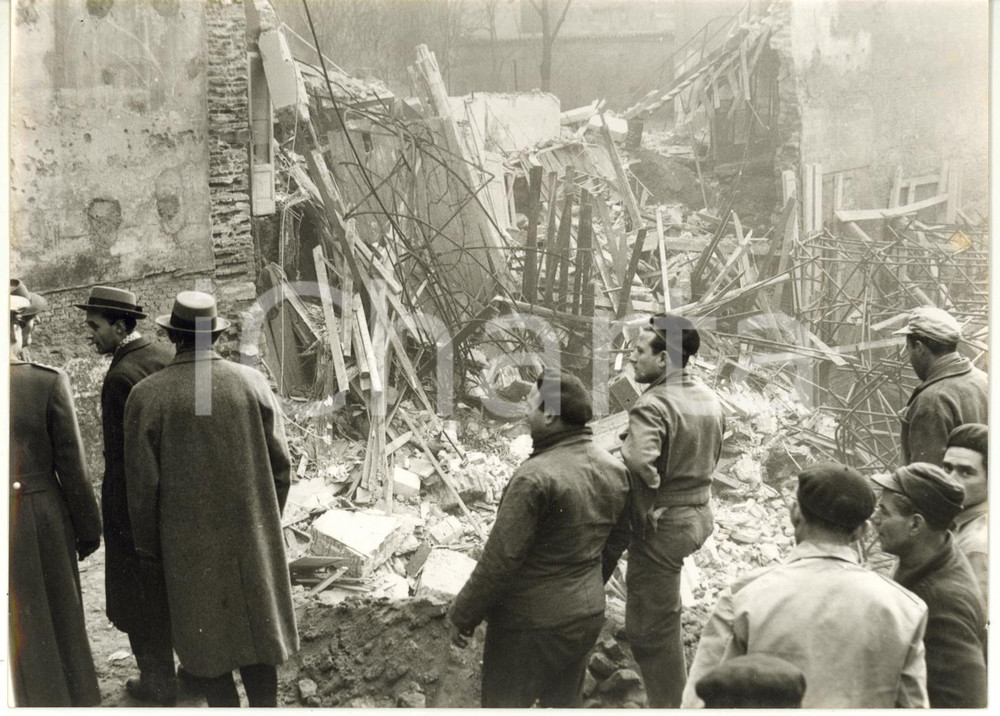 1957 MILANO VIA ROSSINI Crollo di un'abitazione - Curiosi osservano le macerie