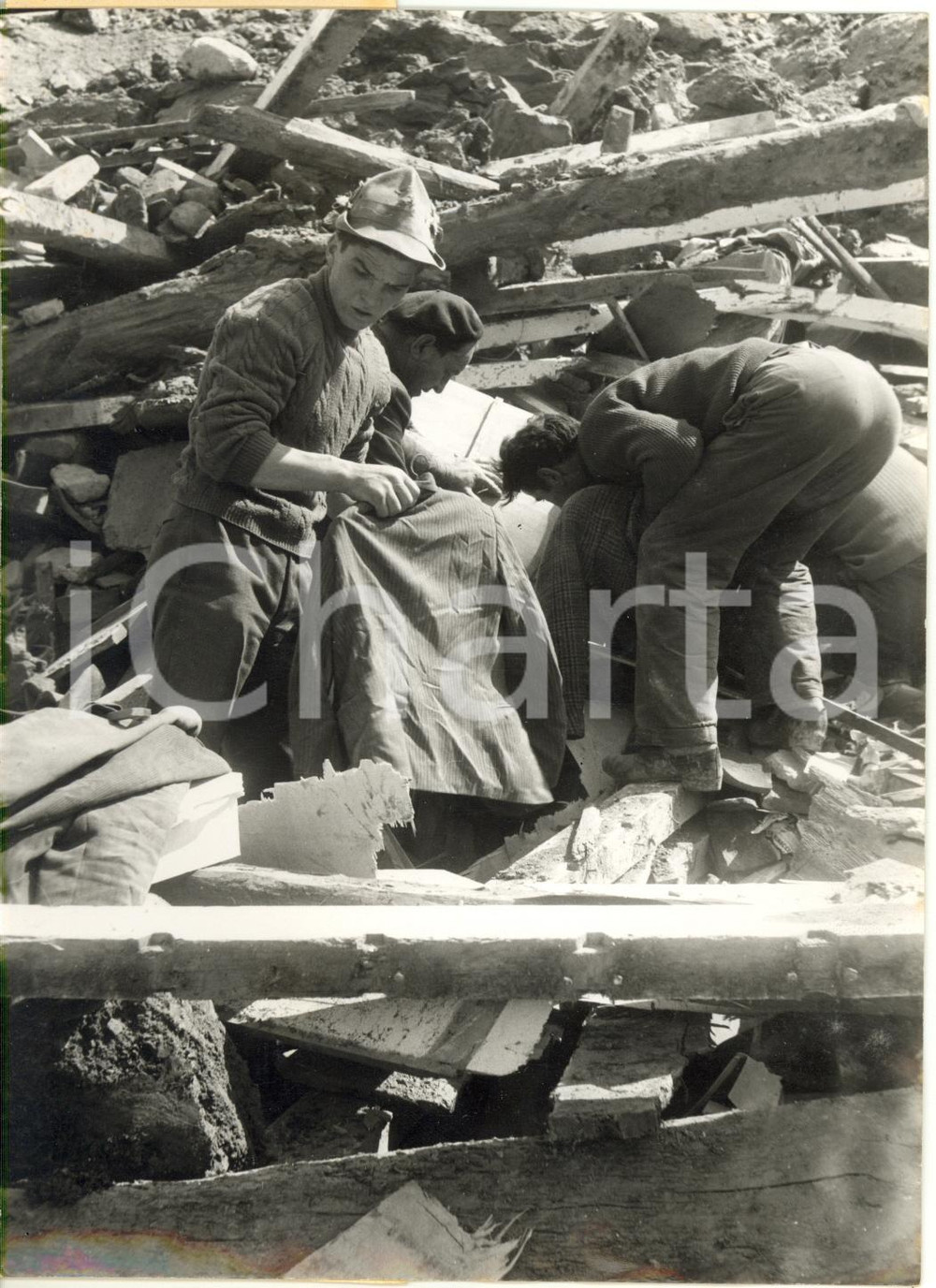 1957 FONTANAFREDDA di CISANO BERGAMASCO (BG) Sgombero macerie di una frana (1)