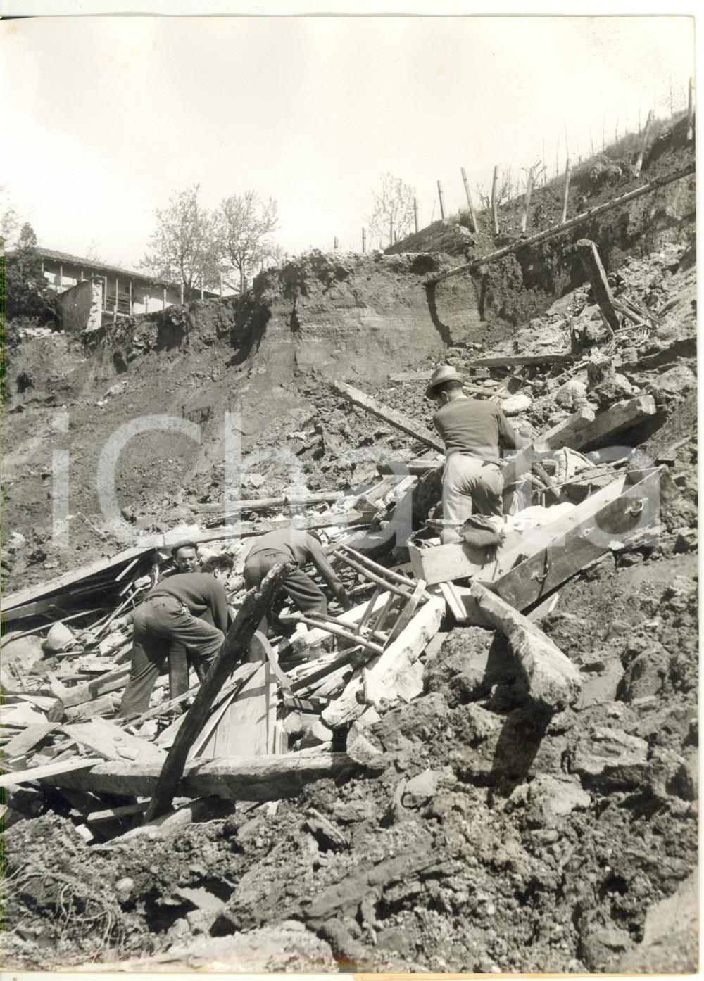 1957 FONTANAFREDDA di CISANO BERGAMASCO (BG) Sgombero macerie di una frana (2)