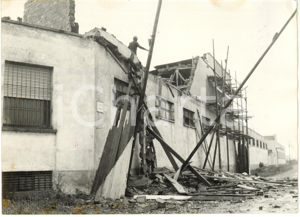 1958 MILANO Via Cancano - Crollo di un cantiere edile per le forti piogge - Foto