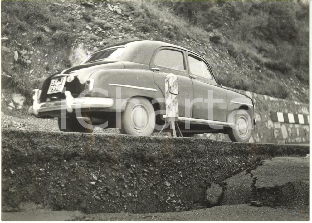 1958 CAPO MELE (SV) Danni stradali causati da una frana (2) *Foto 18x13 cm